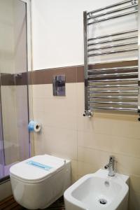 łazienka z toaletą i umywalką w obiekcie Hotel Cimarosa w mieście Napoli