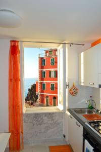 una cucina con finestra affacciata su un edificio di Una Finestra sul Mare - Free Wi -Fi a Riomaggiore