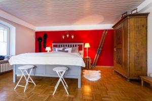 Schlafzimmer mit einem großen Bett mit roten Wänden in der Unterkunft Ferienwohnung Hedwig in Breitnau