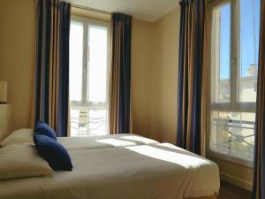 Ліжко або ліжка в номері Hotel Le Havre Bleu