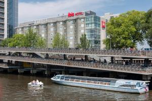 łódź na wodzie obok mostu w obiekcie ibis Amsterdam Centre w Amsterdamie