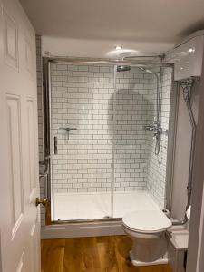 Bathroom sa Monmouth House Apartments, Lyme Regis Old Town, dog friendly, parking