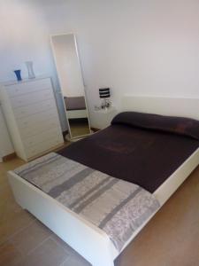 sypialnia z łóżkiem, komodą i lustrem w obiekcie colina apartment w mieście Los Cristianos