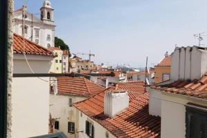 vistas a los tejados de una ciudad con edificios en InLoveApartments - Typical Alfama Balcony, en Lisboa