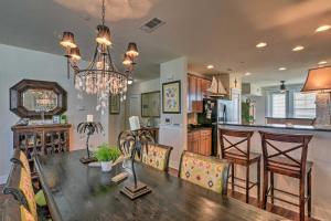 Bilde i galleriet til Pointe West Family Retreat Balcony and Ocean Views! i Galveston