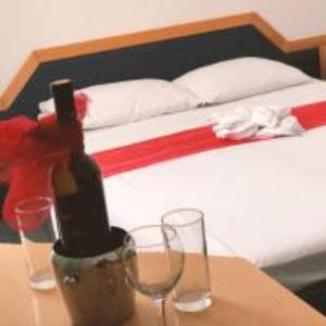 فندق إمزيت دوبرينيا في سراييفو: طاولة مع زجاجة من النبيذ وكأسين
