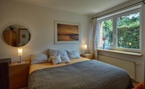 1 dormitorio con cama y ventana grande en Villa In Bio Garden - You Will Save Money Here, en Praga