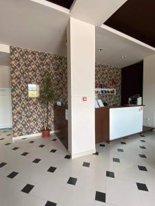 a room with a kitchen with a checkerboard floor at Motel Tiron in Kakanj