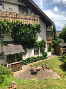 勞芬布爾格的住宿－Ferienwohnung mit HERZ in Laufenburg，前面有桌子的房子