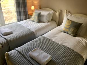 Tempat tidur dalam kamar di Blackdown Views - New 6 Bedroom Eco House