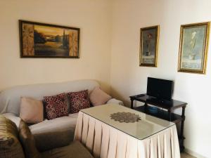 A seating area at Like Home