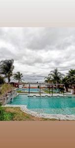 uma piscina com água azul e uma ponte em Lusitaurus em Montoito