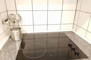 un bancone della cucina con lavandino e pentola di utensili di InLoveApartments - Window To Heaven a Lisbona Altre 18 foto