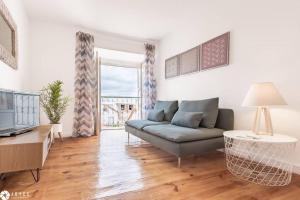 un soggiorno con un divano e una televisione di InLoveApartments - Window To Heaven a Lisbona