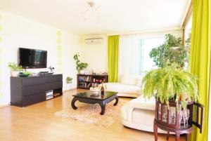 ein Wohnzimmer mit einem Sofa und einem Couchtisch in der Unterkunft Seaview Pool Villa with cinema up to 26 in Kaštela