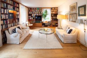 sala de estar con 2 sofás y mesa de cristal en Ferien im Pfarrhaus, en Bad Wildungen