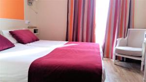 Ліжко або ліжка в номері Hotel Le Havre Bleu