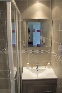 Ванна кімната в Hotel Le Havre Bleu