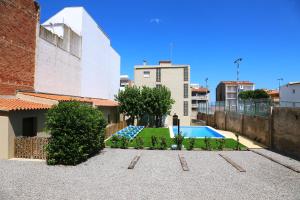una piscina con tumbonas junto a un edificio en RVHotels Apartamentos Provenzal, en L'Escala