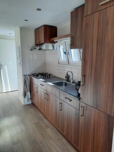 Kuchyň nebo kuchyňský kout v ubytování Chalet de Huismus