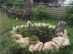 ブランにあるElder Villaの岩鉢植えの庭