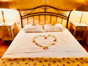 Hôtel Le Troubadour à Rocamadour客房内的一张或多张床位
