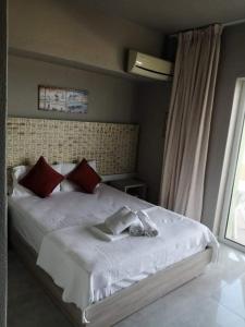 Cama ou camas em um quarto em Pantheon Beach Hotel