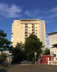 un edificio alto con macchine parcheggiate di fronte di City-Apartment Perle a Bremerhaven