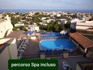 Bazén v ubytování Casthotels Tramonto d'oro Terme nebo v jeho okolí