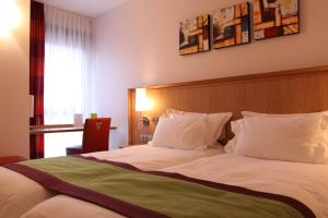 Postel nebo postele na pokoji v ubytování Logis Hotel Restaurant A L'Etoile