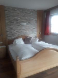 ペルティサウにあるSeepension Knappenhofのベッドルーム(白いシーツと枕付)