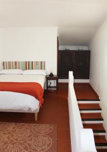 a bedroom with two beds and a staircase at Casa de Campo Alter Pedroso in Alter do Chão