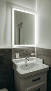Un baño con un lavabo blanco y un espejo. en 7 Boutique Hotel, en Öskemen 28 fotos más