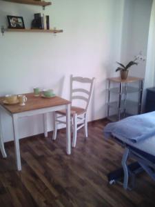 拉特考的住宿－Entspanntes Wohnen in Ostseenähe Studio 2，一间带桌子、两把椅子和一张桌子的用餐室