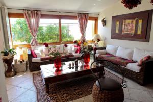 soggiorno con divani e tavolino da caffè di Guesthouse Nuvole a Olbia