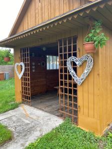 ein Haus mit zwei Herzen nebeneinander in der Unterkunft Apartamenty Zdrojowe in Krasnobród