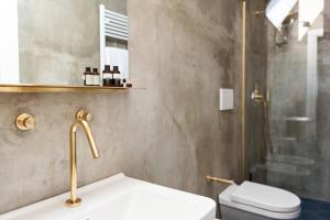 A bathroom at Magnolia Boutique Rooms