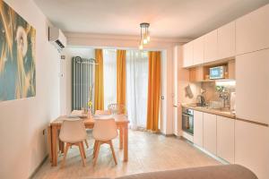 Η κουζίνα ή μικρή κουζίνα στο Opal Luxury Apartment 92 Spa n Pool Beach resort