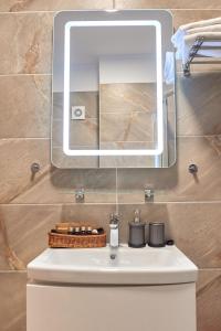 Ένα μπάνιο στο Opal Luxury Apartment 92 Spa n Pool Beach resort