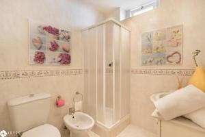 un bagno con doccia, WC e lavandino di Under A Fig Tree Apartment a Lisbona