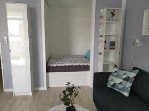 un soggiorno con un divano e un letto di City-Apartment Perle a Bremerhaven