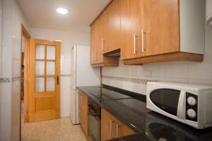 Kuchyň nebo kuchyňský kout v ubytování Apartamento oroblanc