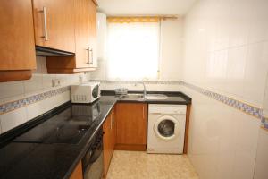 Kuchyň nebo kuchyňský kout v ubytování Apartamento oroblanc