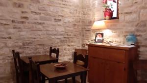 una sala da pranzo con due tavoli, una lampada e un tavolo con sedie di Civico 10 a Gubbio