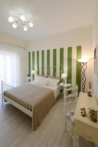 マテーラにあるIl Re degli Scalziの緑と白のストライプを用いたベッドルーム1室