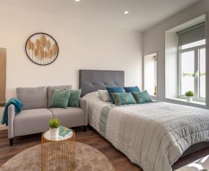 מיטה או מיטות בחדר ב-Cais de São Roque by Home Sweet Home Aveiro