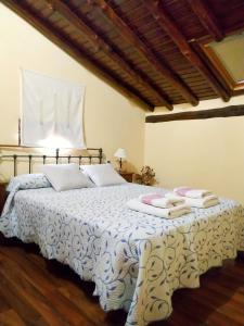 a bedroom with a bed with towels on it at Casa rural La Villa in Miranda del Castañar