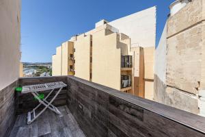 un balcone con tavolo in cima a un edificio di Z4 - SEAFRONT apartment a San Pawl il-Baħar
