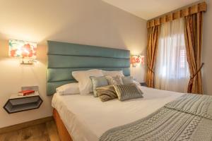 sypialnia z dużym łóżkiem z niebieskim zagłówkiem w obiekcie Izan Trujillo w mieście Trujillo