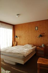 Un pat sau paturi într-o cameră la Roc d'Orsay E52